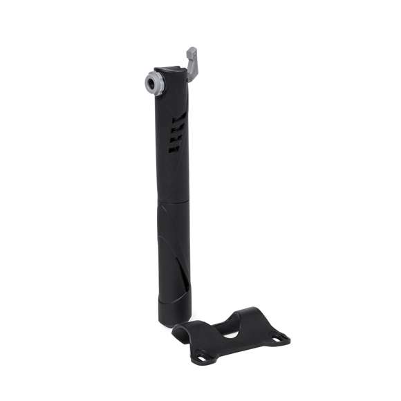 Práctica bomba para bicicleta, fabricada en resistente aluminio. De inflado manual y en tamaño reducido, con accesorio de acople válido para cualquier tipo de bicicleta.