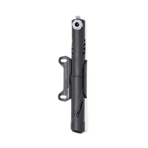 Práctica bomba para bicicleta, fabricada en resistente aluminio. De inflado manual y en tamaño reducido, con accesorio de acople válido para cualquier tipo de bicicleta.