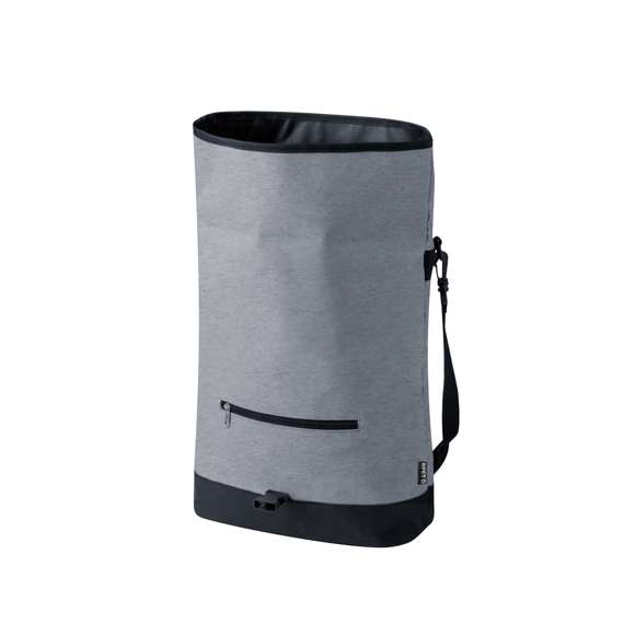 Bolsa bandolera para bicicleta fabricada en resistente RPET 600D. Versátil y con cierre de hebilla, incluye un práctico bolsillo frontal con cremallera. En su parte trasera cuenta con enganches específicos universales para bicicleta, garantizando una mayor comodidad y seguridad en los desplazamientos. Además, dispone de un asa bandolera acolchada y ajustable, para así transportarla con mayor confort cuando se desacopla de la bicicleta. Etiqueta exterior con logotipo RPET. El material RPET se elabora a partir de plástico reciclado, para así fomentar la reutilización de residuos plásticos y ayudar a la sostenibilidad del planeta.
