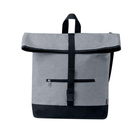 Bolsa bandolera para bicicleta fabricada en resistente RPET 600D. Versátil y con cierre de hebilla, incluye un práctico bolsillo frontal con cremallera. En su parte trasera cuenta con enganches específicos universales para bicicleta, garantizando una mayor comodidad y seguridad en los desplazamientos. Además, dispone de un asa bandolera acolchada y ajustable, para así transportarla con mayor confort cuando se desacopla de la bicicleta. Etiqueta exterior con logotipo RPET. El material RPET se elabora a partir de plástico reciclado, para así fomentar la reutilización de residuos plásticos y ayudar a la sostenibilidad del planeta.