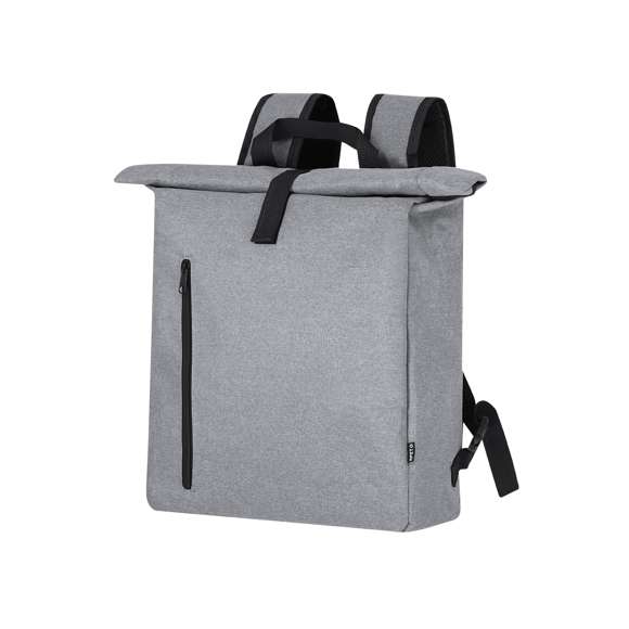 Mochila para bicicleta fabricada en resistente RPET 600D. Versátil y con cierre de hebilla, incluye un práctico bolsillo frontal con cremallera. En su parte trasera cuenta con enganches específicos universales para bicicleta, garantizando una mayor comodidad y seguridad en los desplazamientos. Además, dispone de un asas acolchadas y ajustables para los hombros, para así transportarla con mayor confort cuando se desacopla de la bicicleta. Etiqueta exterior con logotipo RPET.El material RPET se elabora a partir de plástico reciclado, para así fomentar la reutilización de residuos plásticos y ayudar a la sostenibilidad del planeta.