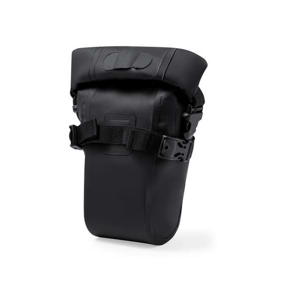 Bolsa para bicicleta impermeable. Complemento perfecto para bicicletas, con acoples para sillín y tija. Con cierre de hebilla y sistema de cierre plegable para una mayor impermeabilidad.