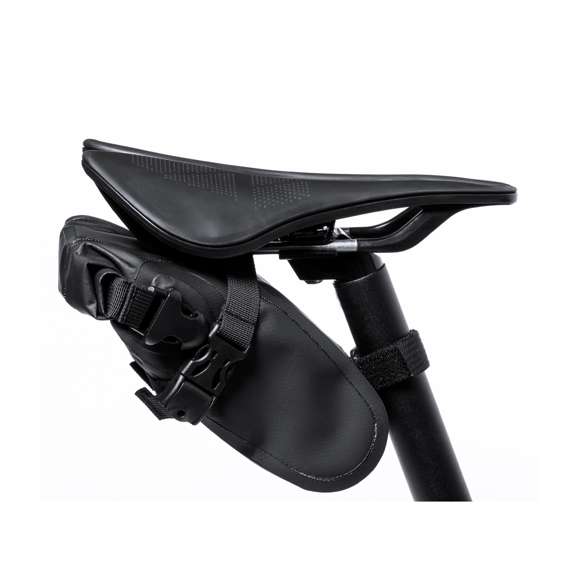 Bolsa para bicicleta impermeable. Complemento perfecto para bicicletas, con acoples para sillín y tija. Con cierre de hebilla y sistema de cierre plegable para una mayor impermeabilidad.