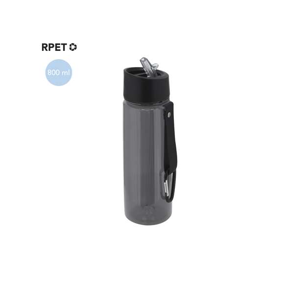 Bidón de 800 ml fabricado en resistente RPET y cuerpo de acabado transparente en variada gama de colores. Tapón negro de rosca, con dosificador y dosificador plegable. Con cinta de transporte a juego y mosquetón metálico para un cómodo transporte. Disponible en variada gama de colores.El material RPET se elabora a partir de plástico reciclado, para así fomentar la reutilización de residuos plásticos y ayudar a la sostenibilidad del planeta.