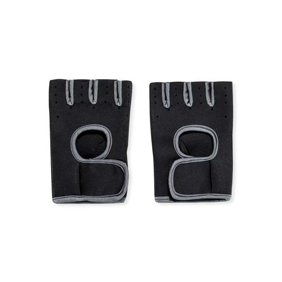 Guantes deportivos fabricados en suave poliéster y licra de neopreno, cuya combinación de tejidos crea una segunda piel que se adapta a la mano. cuentan con un cierre en la muñeca mediante velcro. Estos guantes son cómodos para cualquier disciplina gracias a su alta transpirabilidad, que se logra mediante el diseño de dedos al aire y los disipadores de calor en la parte superior, que además presentan un acabado rugoso para un óptimo agarre. Disponibles en color negro y con costuras en gris, en tallas S-M y L-XL. Presentados en una bolsa reciclada.