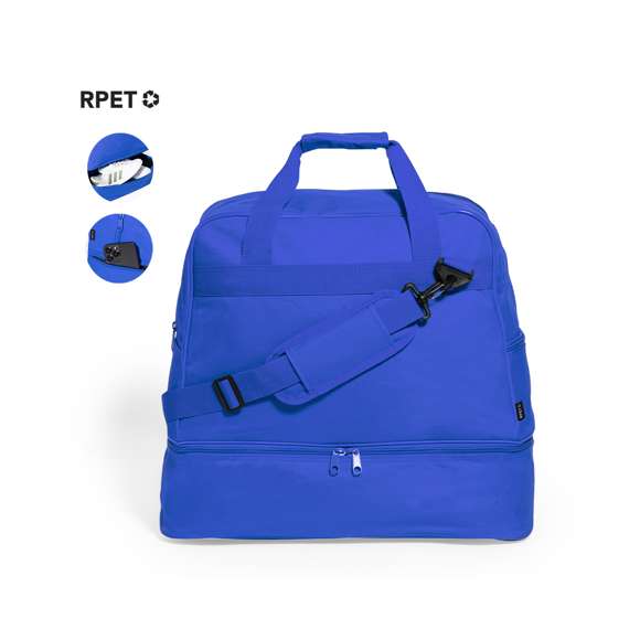 Bolso confeccionado en 600D RPET. Presenta tres compartimentos funcionales: un compartimento principal de gran capacidad con cierre de cremallera, una base con cierre de doble cremallera ideal para el calzado, y un bolsillo lateral de fácil acceso para objetos pequeños, con cierre de cremallera. Se encuentra disponible en una variada y viva gama de colores. Presentada individualmente en bolsa reciclada. El material RPET se elabora a partir de plástico reciclado, para así fomentar la reutilización de residuos plásticos y ayudar a la sostenibilidad del planeta.