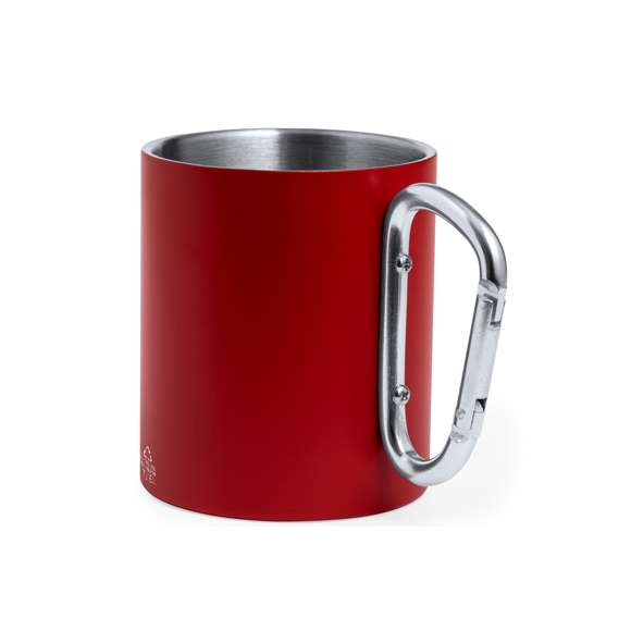 Taza doble pared en Acero Inox Reciclado de 300 ml. Con asa en forma de mosquetón para fácil transporte y cuerpo en variados colores mate. Presentada en caja de diseño kraft.El acero es uno de los materiales más demandados y que puede encontrarse casi en todas partes, desde productos de uso diario a grandes construcciones. Con innumerables propiedades, entre las que cabe destacar la durabilidad y su alto grado de reutilización, convirtiéndolo en una alternativa muy valorada en soluciones de sostenibilidad. Debidamente tratado, permite obtener nuevos recursos de infinita utilización.