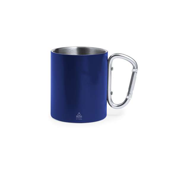 Taza doble pared en Acero Inox Reciclado de 300 ml. Con asa en forma de mosquetón para fácil transporte y cuerpo en variados colores mate. Presentada en caja de diseño kraft.El acero es uno de los materiales más demandados y que puede encontrarse casi en todas partes, desde productos de uso diario a grandes construcciones. Con innumerables propiedades, entre las que cabe destacar la durabilidad y su alto grado de reutilización, convirtiéndolo en una alternativa muy valorada en soluciones de sostenibilidad. Debidamente tratado, permite obtener nuevos recursos de infinita utilización.