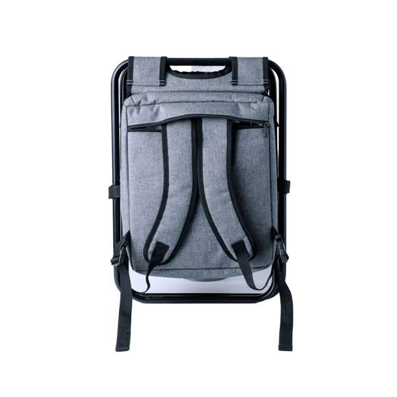 Silla plegable con cuerpo de aluminio y nevera integrada en asiento fabricada en RPET 600D, con costuras reforzadas, cierre de cremallera y prácticas asas de hombros para transporte, pudiendo guardarlas en el bolsillo específico. Con tira de refuerzo de nylon en las patas e interior isotermo PEVA. Presentada en bolsa individual.El material RPET se elabora a partir de plástico reciclado, para así fomentar la reutilización de residuos plásticos y ayudar a la sostenibilidad del planeta.