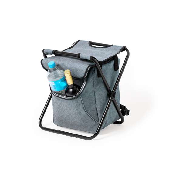 Silla plegable con cuerpo de aluminio y nevera integrada en asiento fabricada en RPET 600D, con costuras reforzadas, cierre de cremallera y prácticas asas de hombros para transporte, pudiendo guardarlas en el bolsillo específico. Con tira de refuerzo de nylon en las patas e interior isotermo PEVA. Presentada en bolsa individual.El material RPET se elabora a partir de plástico reciclado, para así fomentar la reutilización de residuos plásticos y ayudar a la sostenibilidad del planeta.