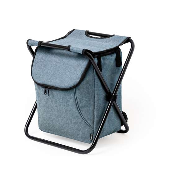 Silla plegable con cuerpo de aluminio y nevera integrada en asiento fabricada en RPET 600D, con costuras reforzadas, cierre de cremallera y prácticas asas de hombros para transporte, pudiendo guardarlas en el bolsillo específico. Con tira de refuerzo de nylon en las patas e interior isotermo PEVA. Presentada en bolsa individual.El material RPET se elabora a partir de plástico reciclado, para así fomentar la reutilización de residuos plásticos y ayudar a la sostenibilidad del planeta.
