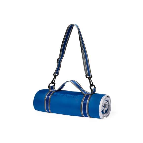 Manta de picnic premium fabricada en suave y cálido polar fleece de 140g/m2, con base en resistente poliéster de 190g/m2. En tamaño 120 x 150 cm y con cinta de transporte para hombro fabricada en resistente nylon, con cierre ajustable de velcro y a juego con el color de la manta. Además, se pliega fácilmente y está disponible en varios colores. Presentada en bolsa individual reciclada.