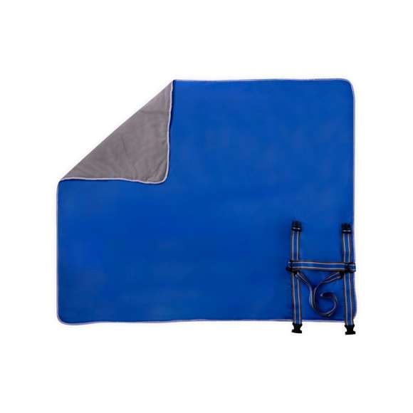 Manta de picnic premium fabricada en suave y cálido polar fleece de 140g/m2, con base en resistente poliéster de 190g/m2. En tamaño 120 x 150 cm y con cinta de transporte para hombro fabricada en resistente nylon, con cierre ajustable de velcro y a juego con el color de la manta. Además, se pliega fácilmente y está disponible en varios colores. Presentada en bolsa individual reciclada.