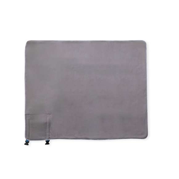 Manta de picnic premium fabricada en suave y cálido polar fleece de 140g/m2, con base en resistente poliéster de 190g/m2. En tamaño 120 x 150 cm y con cinta de transporte para hombro fabricada en resistente nylon, con cierre ajustable de velcro y a juego con el color de la manta. Además, se pliega fácilmente y está disponible en varios colores. Presentada en bolsa individual reciclada.