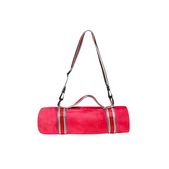 Manta de picnic premium fabricada en suave y cálido polar fleece de 140g/m2, con base en resistente poliéster de 190g/m2. En tamaño 120 x 150 cm y con cinta de transporte para hombro fabricada en resistente nylon, con cierre ajustable de velcro y a juego con el color de la manta. Además, se pliega fácilmente y está disponible en varios colores. Presentada en bolsa individual reciclada.