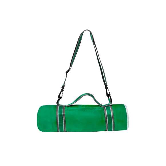 Manta de picnic premium fabricada en suave y cálido polar fleece de 140g/m2, con base en resistente poliéster de 190g/m2. En tamaño 120 x 150 cm y con cinta de transporte para hombro fabricada en resistente nylon, con cierre ajustable de velcro y a juego con el color de la manta. Además, se pliega fácilmente y está disponible en varios colores. Presentada en bolsa individual reciclada.