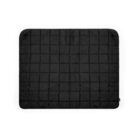 Manta de picnic premium fabricada en resistente poliéster 190T RPET y acabado en negro. Plegable, con funda ajustable de autocierre en poliéster 190T RPET. En tamaño 120x150 cm, de fácil plegado y tamaño compacto, con logotipo RPET.El material RPET se elabora a partir de plástico reciclado, para así fomentar la reutilización de residuos plásticos y ayudar a la sostenibilidad del planeta.