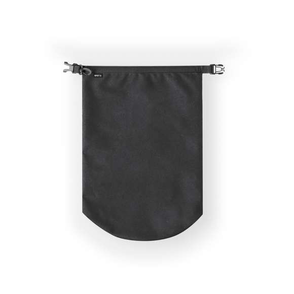 Bolsa impermeable de 5L de capacidad, fabricada en resistente 300D RPET. Cierre de seguridad, asa con hebilla de ajuste y mosquetón incluido. Etiqueta distintiva de RPET en el cierre. Disponible en variada gama de colores bitono. Presentada en bolsa individual reciclada. El material RPET se elabora a partir de plástico reciclado, para así fomentar la reutilización de residuos plásticos y ayudar a la sostenibilidad del planeta.
