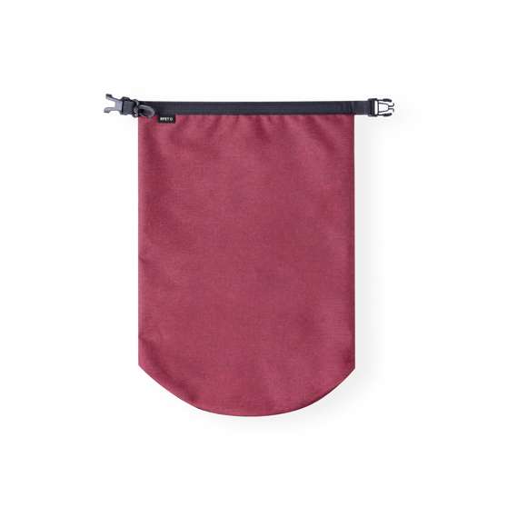 Bolsa impermeable de 5L de capacidad, fabricada en resistente 300D RPET. Cierre de seguridad, asa con hebilla de ajuste y mosquetón incluido. Etiqueta distintiva de RPET en el cierre. Disponible en variada gama de colores bitono. Presentada en bolsa individual reciclada. El material RPET se elabora a partir de plástico reciclado, para así fomentar la reutilización de residuos plásticos y ayudar a la sostenibilidad del planeta.