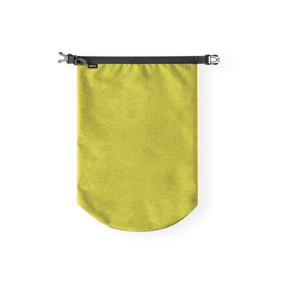 Bolsa impermeable de 5L de capacidad, fabricada en resistente 300D RPET. Cierre de seguridad, asa con hebilla de ajuste y mosquetón incluido. Etiqueta distintiva de RPET en el cierre. Disponible en variada gama de colores bitono. Presentada en bolsa individual reciclada. El material RPET se elabora a partir de plástico reciclado, para así fomentar la reutilización de residuos plásticos y ayudar a la sostenibilidad del planeta.