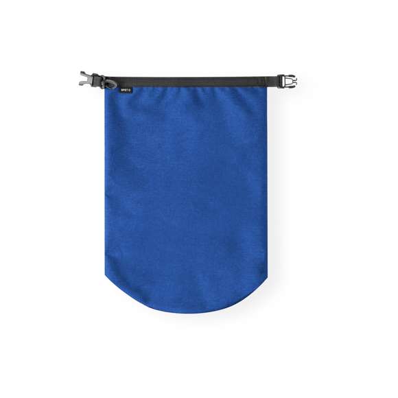 Bolsa impermeable de 5L de capacidad, fabricada en resistente 300D RPET. Cierre de seguridad, asa con hebilla de ajuste y mosquetón incluido. Etiqueta distintiva de RPET en el cierre. Disponible en variada gama de colores bitono. Presentada en bolsa individual reciclada. El material RPET se elabora a partir de plástico reciclado, para así fomentar la reutilización de residuos plásticos y ayudar a la sostenibilidad del planeta.