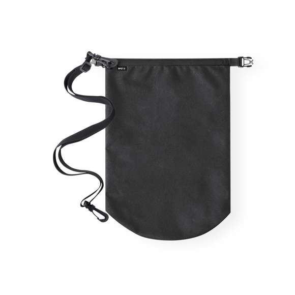 Bolsa impermeable de 10L de capacidad, fabricada en resistente poliéster 300D RPET. Cierre de seguridad, asa con hebilla de ajuste y mosquetón incluido. Etiqueta distintiva de RPET en el cierre. Disponible en variada gama de colores bitono. Presentada en bolsa individual reciclada. El material RPET se elabora a partir de plástico reciclado, para así fomentar la reutilización de residuos plásticos y ayudar a la sostenibilidad del planeta.