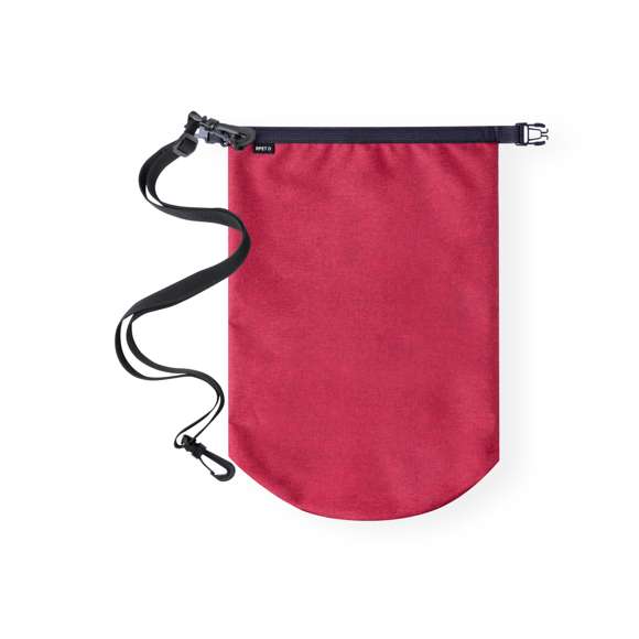 Bolsa impermeable de 10L de capacidad, fabricada en resistente poliéster 300D RPET. Cierre de seguridad, asa con hebilla de ajuste y mosquetón incluido. Etiqueta distintiva de RPET en el cierre. Disponible en variada gama de colores bitono. Presentada en bolsa individual reciclada. El material RPET se elabora a partir de plástico reciclado, para así fomentar la reutilización de residuos plásticos y ayudar a la sostenibilidad del planeta.