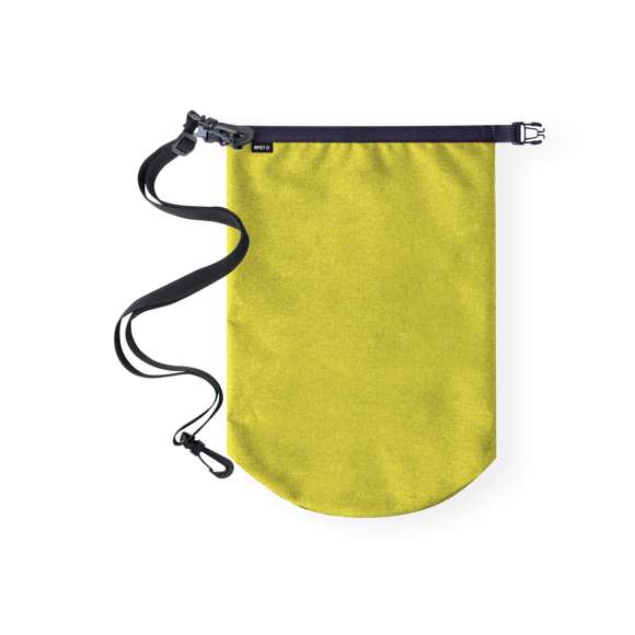 Bolsa impermeable de 10L de capacidad, fabricada en resistente poliéster 300D RPET. Cierre de seguridad, asa con hebilla de ajuste y mosquetón incluido. Etiqueta distintiva de RPET en el cierre. Disponible en variada gama de colores bitono. Presentada en bolsa individual reciclada. El material RPET se elabora a partir de plástico reciclado, para así fomentar la reutilización de residuos plásticos y ayudar a la sostenibilidad del planeta.