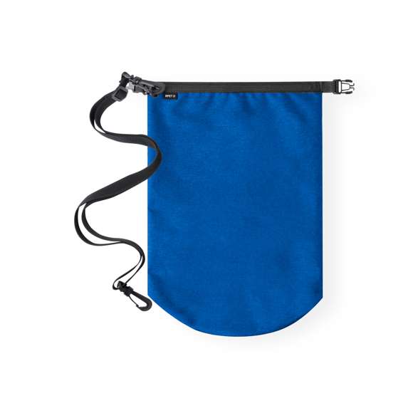 Bolsa impermeable de 10L de capacidad, fabricada en resistente poliéster 300D RPET. Cierre de seguridad, asa con hebilla de ajuste y mosquetón incluido. Etiqueta distintiva de RPET en el cierre. Disponible en variada gama de colores bitono. Presentada en bolsa individual reciclada. El material RPET se elabora a partir de plástico reciclado, para así fomentar la reutilización de residuos plásticos y ayudar a la sostenibilidad del planeta.