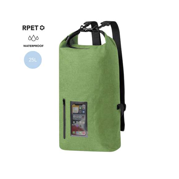 Mochila impermeable de gran capacidad (25L), fabricada en resistente RPET 300D. Con cierre de seguridad, asa con hebilla de ajuste, mosquetón, y cintas ajustables. Además, incluye ventana táctil frontal en transparente PVC. Con etiqueta distintiva de RPET en el cierre. Disponible en variada gama de colores y presentada en bolsa individual reciclada. El material RPET se elabora a partir de plástico reciclado, para así fomentar la reutilización de residuos plásticos y ayudar a la sostenibilidad del planeta.