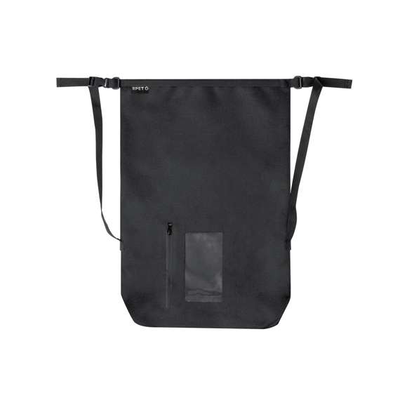 Mochila impermeable de gran capacidad (25L), fabricada en resistente RPET 300D. Con cierre de seguridad, asa con hebilla de ajuste, mosquetón, y cintas ajustables. Además, incluye ventana táctil frontal en transparente PVC. Con etiqueta distintiva de RPET en el cierre. Disponible en variada gama de colores y presentada en bolsa individual reciclada. El material RPET se elabora a partir de plástico reciclado, para así fomentar la reutilización de residuos plásticos y ayudar a la sostenibilidad del planeta.