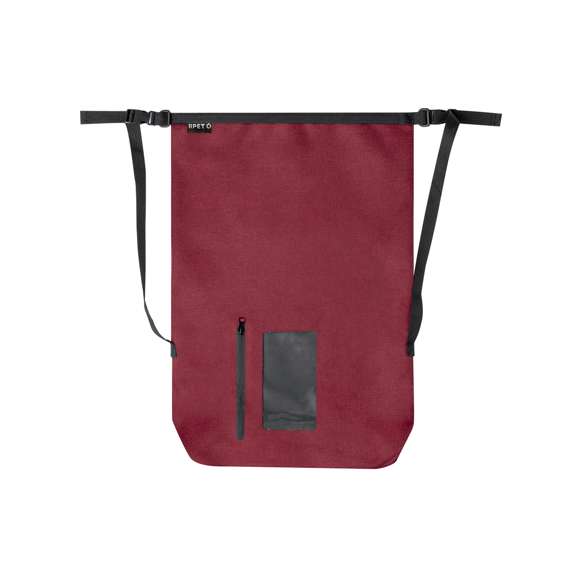 Mochila impermeable de gran capacidad (25L), fabricada en resistente RPET 300D. Con cierre de seguridad, asa con hebilla de ajuste, mosquetón, y cintas ajustables. Además, incluye ventana táctil frontal en transparente PVC. Con etiqueta distintiva de RPET en el cierre. Disponible en variada gama de colores y presentada en bolsa individual reciclada. El material RPET se elabora a partir de plástico reciclado, para así fomentar la reutilización de residuos plásticos y ayudar a la sostenibilidad del planeta.