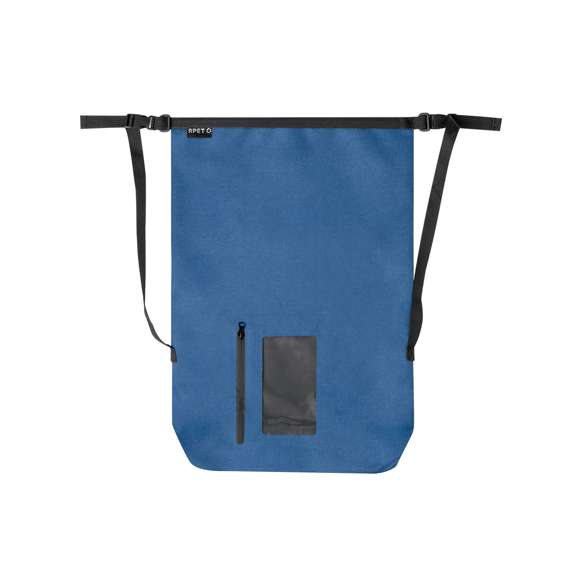 Mochila impermeable de gran capacidad (25L), fabricada en resistente RPET 300D. Con cierre de seguridad, asa con hebilla de ajuste, mosquetón, y cintas ajustables. Además, incluye ventana táctil frontal en transparente PVC. Con etiqueta distintiva de RPET en el cierre. Disponible en variada gama de colores y presentada en bolsa individual reciclada. El material RPET se elabora a partir de plástico reciclado, para así fomentar la reutilización de residuos plásticos y ayudar a la sostenibilidad del planeta.