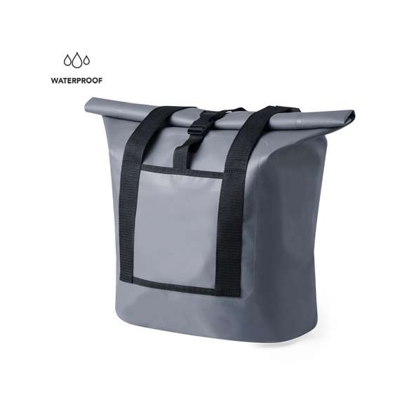 Bolso impermeable de 25L de capacidad, confeccionado en resistente PVC. Compartimento principal con cierre de hebilla y asas ajustables para un cómodo transporte. Incluye bolsillo frontal abierto de fácil acceso. En elegante color gris con detalles en negro y presentado en bolsa individual reciclada.