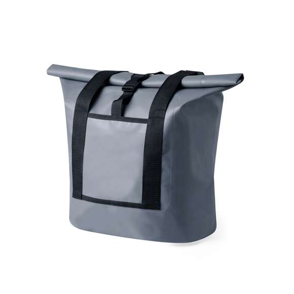 Bolso impermeable de 25L de capacidad, confeccionado en resistente PVC. Compartimento principal con cierre de hebilla y asas ajustables para un cómodo transporte. Incluye bolsillo frontal abierto de fácil acceso. En elegante color gris con detalles en negro y presentado en bolsa individual reciclada.