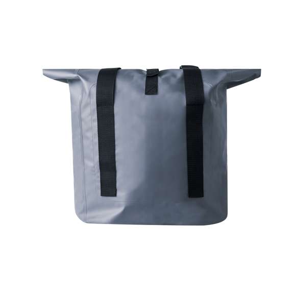 Bolso impermeable de 25L de capacidad, confeccionado en resistente PVC. Compartimento principal con cierre de hebilla y asas ajustables para un cómodo transporte. Incluye bolsillo frontal abierto de fácil acceso. En elegante color gris con detalles en negro y presentado en bolsa individual reciclada.