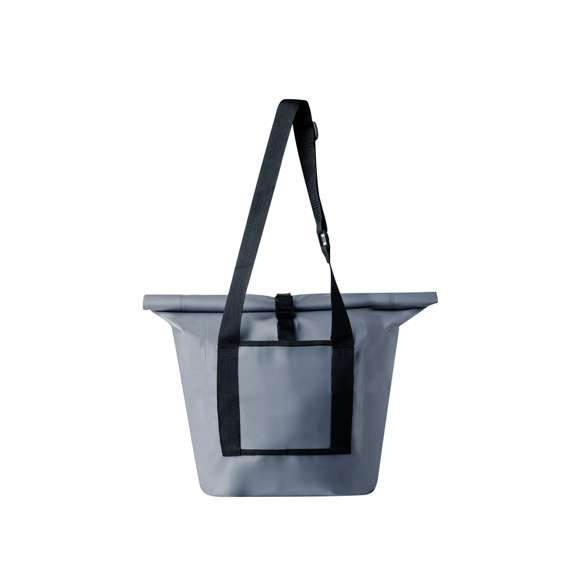 Bolso impermeable de 25L de capacidad, confeccionado en resistente PVC. Compartimento principal con cierre de hebilla y asas ajustables para un cómodo transporte. Incluye bolsillo frontal abierto de fácil acceso. En elegante color gris con detalles en negro y presentado en bolsa individual reciclada.