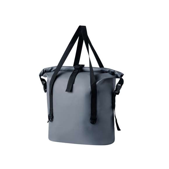 Bolso impermeable de 25L de capacidad, confeccionado en resistente PVC. Compartimento principal con triple cierre de hebilla, con asas para un cómodo transporte. En elegante color gris con detalles en negro y presentado en bolsa individual reciclada.