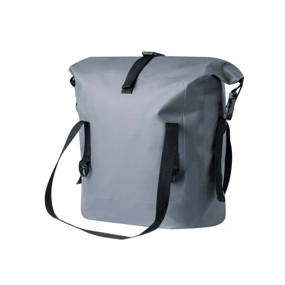 Bolso impermeable de 25L de capacidad, confeccionado en resistente PVC. Compartimento principal con triple cierre de hebilla, con asas para un cómodo transporte. En elegante color gris con detalles en negro y presentado en bolsa individual reciclada.