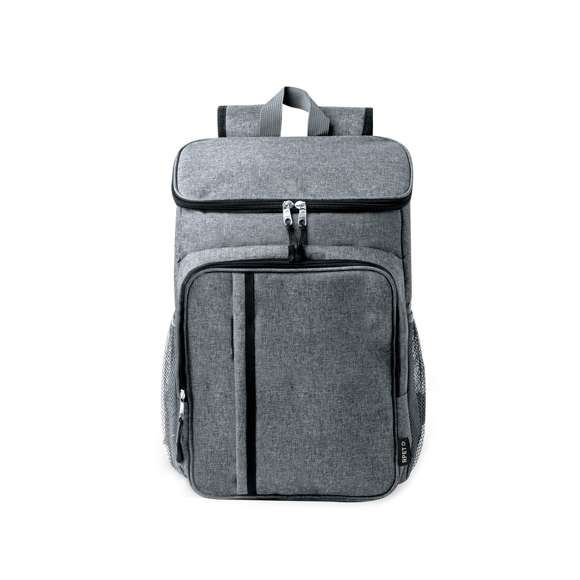 Mochila nevera para picnic confeccionada en resistente RPET 600D de alta calidad. Diseñada para 2 personas, cuenta con un bolsillo independiente para un almacenaje seguro. Incluye 2 vasos, 2 cuchillos, 2 cucharas, 2 tenedores y 2 platos. Además, presenta un bolsillo frontal de rápido acceso y bolsillos laterales de rejilla. El compartimento nevera tiene un interior en PEVA, y la mochila cuenta con una cómoda asa de transporte, cintas y parte trasera acolchadas. Logotipo RPET en etiqueta.El material RPET se elabora a partir de plástico reciclado, para así fomentar la reutilización de residuos plásticos y ayudar a la sostenibilidad del planeta.