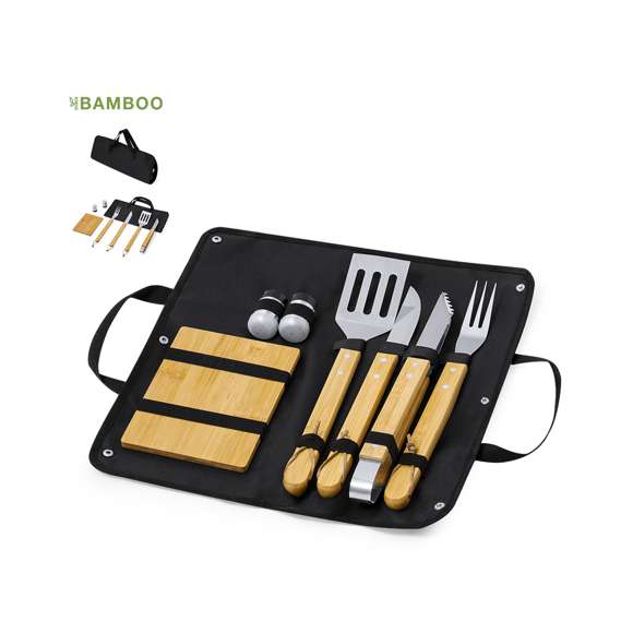 Set de barbacoa elaborado en bambú y acero inox. Este conjunto incluye 7 accesorios de metal con mangos de bambú: 1 cuchillo, trinchador, pinzas, espátula, salero y pimentero, junto con una tabla de bambú para corte y presentación. El set se presenta de manera elegante en un estuche individual fabricado en resistente poliéster, con sujeciones elásticas interiores para los distintos utensilios.Materiales como el bambú fomentan la utilización de materias primas naturales, reduciendo las emisiones contaminantes. Proviene de una planta de gran resistencia y versatilidad, con crecimiento y regeneración rápidos, siendo una excelente alternativa al uso de madera tradicional.