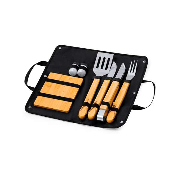 Set de barbacoa elaborado en bambú y acero inox. Este conjunto incluye 7 accesorios de metal con mangos de bambú: 1 cuchillo, trinchador, pinzas, espátula, salero y pimentero, junto con una tabla de bambú para corte y presentación. El set se presenta de manera elegante en un estuche individual fabricado en resistente poliéster, con sujeciones elásticas interiores para los distintos utensilios.Materiales como el bambú fomentan la utilización de materias primas naturales, reduciendo las emisiones contaminantes. Proviene de una planta de gran resistencia y versatilidad, con crecimiento y regeneración rápidos, siendo una excelente alternativa al uso de madera tradicional.