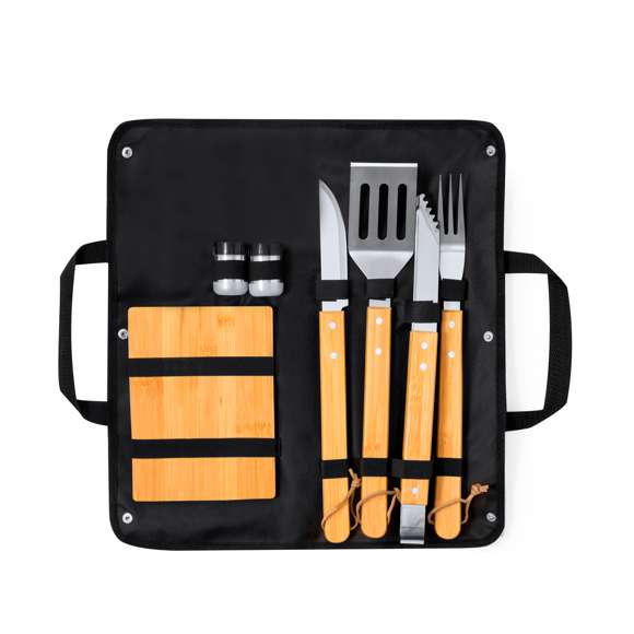 Set de barbacoa elaborado en bambú y acero inox. Este conjunto incluye 7 accesorios de metal con mangos de bambú: 1 cuchillo, trinchador, pinzas, espátula, salero y pimentero, junto con una tabla de bambú para corte y presentación. El set se presenta de manera elegante en un estuche individual fabricado en resistente poliéster, con sujeciones elásticas interiores para los distintos utensilios.Materiales como el bambú fomentan la utilización de materias primas naturales, reduciendo las emisiones contaminantes. Proviene de una planta de gran resistencia y versatilidad, con crecimiento y regeneración rápidos, siendo una excelente alternativa al uso de madera tradicional.