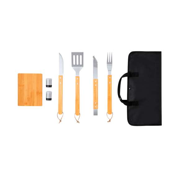 Set de barbacoa elaborado en bambú y acero inox. Este conjunto incluye 7 accesorios de metal con mangos de bambú: 1 cuchillo, trinchador, pinzas, espátula, salero y pimentero, junto con una tabla de bambú para corte y presentación. El set se presenta de manera elegante en un estuche individual fabricado en resistente poliéster, con sujeciones elásticas interiores para los distintos utensilios.Materiales como el bambú fomentan la utilización de materias primas naturales, reduciendo las emisiones contaminantes. Proviene de una planta de gran resistencia y versatilidad, con crecimiento y regeneración rápidos, siendo una excelente alternativa al uso de madera tradicional.
