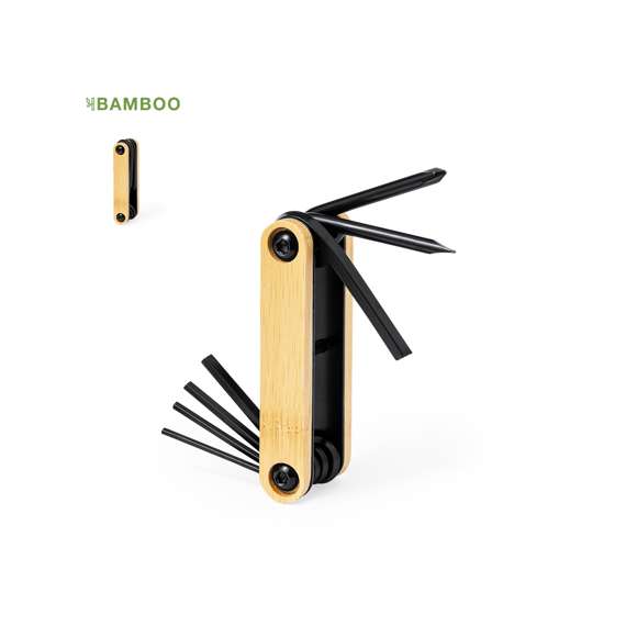 Práctica multiherramienta fabricada en resistente acero al carbono de acabado en color negro, con carcasa de bambú y 7 funciones: llaves allen, destornillador plano y philips. Presentada en caja de diseño kraft. Materiales como el bambú fomentan la utilización de materias primas naturales, reduciendo las emisiones contaminantes. Proviene de una planta de gran resistencia y versatilidad, con crecimiento y regeneración rápidos, siendo una excelente alternativa al uso de madera tradicional.