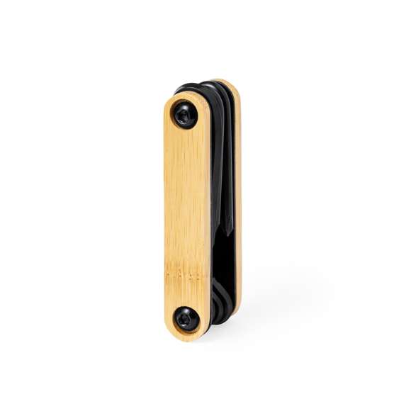 Práctica multiherramienta fabricada en resistente acero al carbono de acabado en color negro, con carcasa de bambú y 7 funciones: llaves allen, destornillador plano y philips. Presentada en caja de diseño kraft. Materiales como el bambú fomentan la utilización de materias primas naturales, reduciendo las emisiones contaminantes. Proviene de una planta de gran resistencia y versatilidad, con crecimiento y regeneración rápidos, siendo una excelente alternativa al uso de madera tradicional.