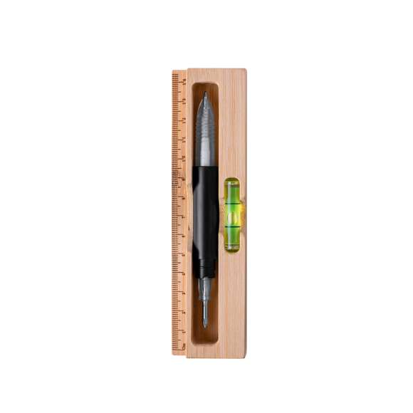Práctica multiherramienta de 5 funciones, fabricada en resistente acero al carbono y acabado en color negro. Con funciones destornillador (punta plana y philips) y bolígrafo con tinta azul (cartucho jumbo). Presentada en resistente estuche de bambú, con nivel integrado y regla. Presentada individualmente en caja de diseño kraft.