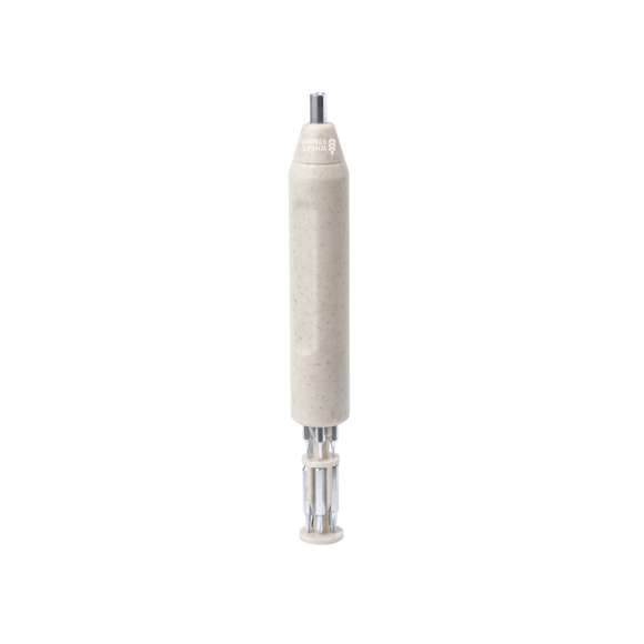 Práctica multiherramienta fabricada en caña de trigo con forma de destornillador. Incluye un compartimento en la empuñadura para guardar las múltiples puntas magenéticas (planas y philips). Con logotipo caña de trigo incluido. Presentada en caja de diseño kraft. La caña de trigo fomenta la utilización de materias primas naturales, reduciendo así las emisiones contaminantes.