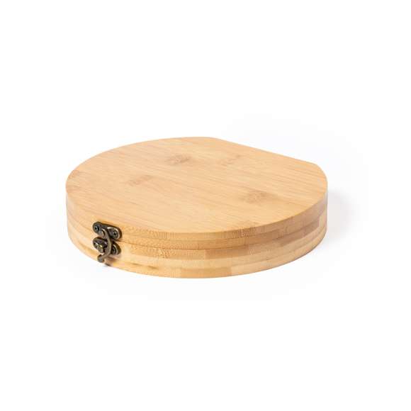 Set de herramientas presentado en resistente caja de bambú con cierre metálico. Con interior troquelado en bambú para un perfecto ajuste de las herramientas. Incluye 15 accesorios: llaves de tubo, alicates con sección cortante, destornilladores de precisión (plano y philips) y destornillador con multitud de puntas planas, philips, hexagonales y torx. Presentado en caja de diseño kraft. Materiales como el bambú fomentan la utilización de materias primas naturales, reduciendo las emisiones contaminantes. Proviene de una planta de gran resistencia y versatilidad, con crecimiento y regeneración rápidos, siendo una excelente alternativa al uso de madera tradicional.