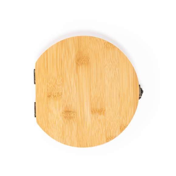 Set de herramientas presentado en resistente caja de bambú con cierre metálico. Con interior troquelado en bambú para un perfecto ajuste de las herramientas. Incluye 15 accesorios: llaves de tubo, alicates con sección cortante, destornilladores de precisión (plano y philips) y destornillador con multitud de puntas planas, philips, hexagonales y torx. Presentado en caja de diseño kraft. Materiales como el bambú fomentan la utilización de materias primas naturales, reduciendo las emisiones contaminantes. Proviene de una planta de gran resistencia y versatilidad, con crecimiento y regeneración rápidos, siendo una excelente alternativa al uso de madera tradicional.